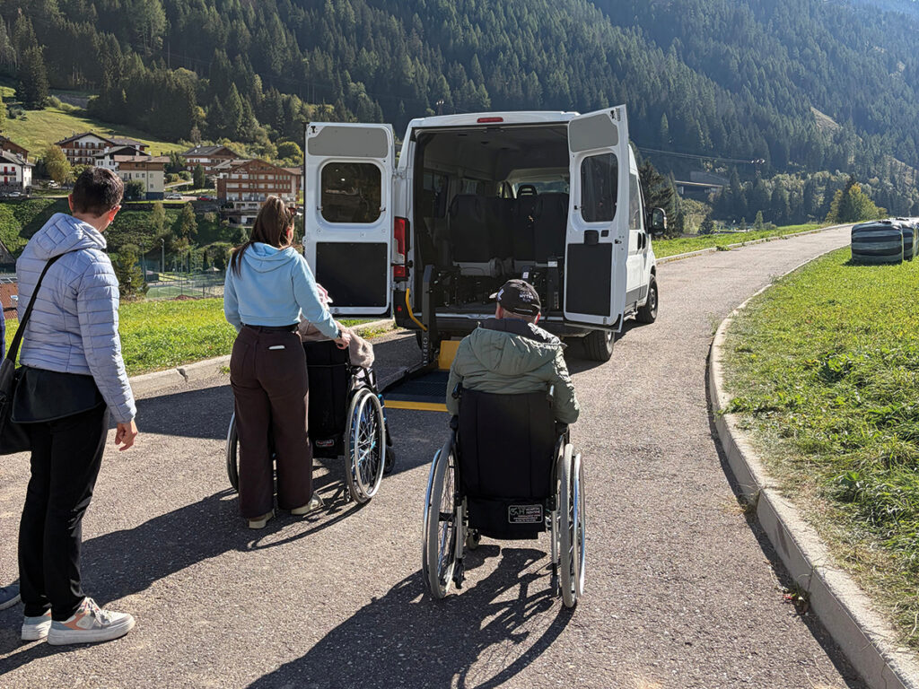 Pulmino attrezzato del Laboratorio di Fassa