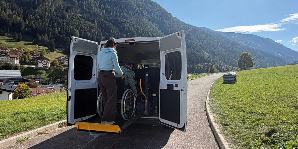 Pulmino attrezzato del Laboratorio di Fassa
